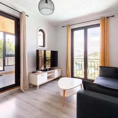Apartment With Pool And Mountain View