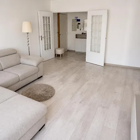 Beautiful Bright 2-bedroom 1 Minute From The