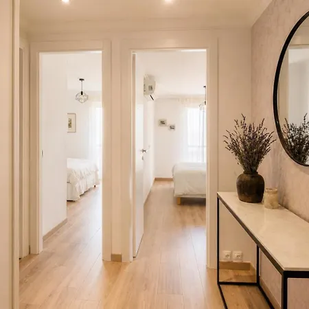 Heart Of Nice, 3min, 3 Ac Units, Balcony With 4-seater Dining! Apartment *