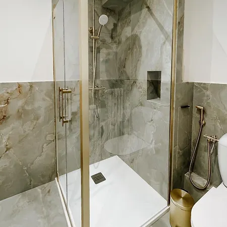 Apartment Charming Apartment, Air-conditioned And Centrally Located