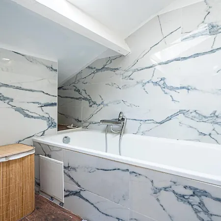 La Chaise Bleue Apartment *