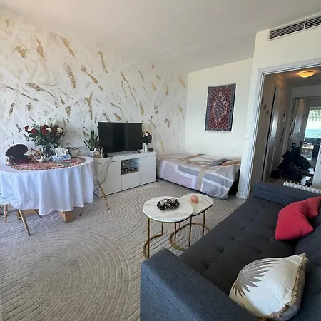 Charming With Ocean Views In Nice, France Apartment