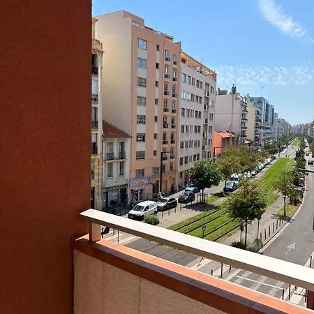 Tres Joli Apparemment A 50 Metres De La Nice