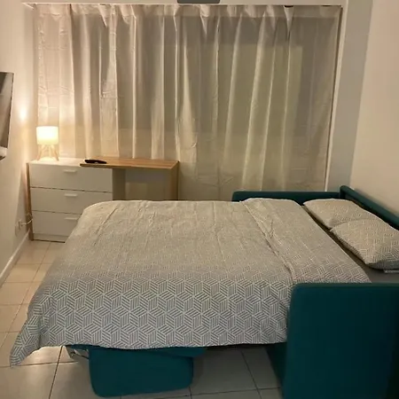 Apartment A Modern Recently Renovated, 7 Min To *