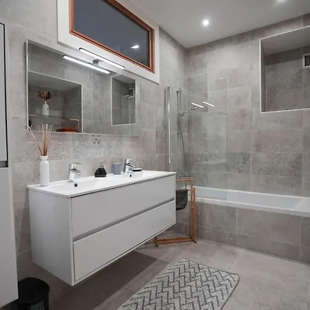 Superb 3 Bedroom - Center *