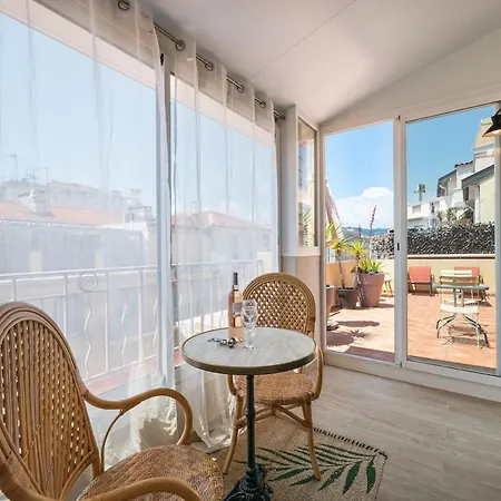 Bright & Cosy W Terrace Ac Apartment