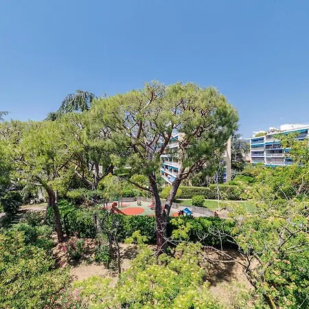 Beautiful 2 Swimming Pool, Parking Space And Air Conditioning