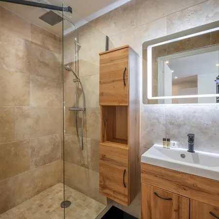 Apartment Beautifully Renovated With Charm - In The Port /ac Nice