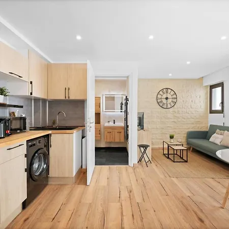 Beautifully Renovated With Charm - In The Port /ac Nice
