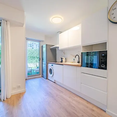 Beautiful 2-bedroom Apartment, Garden, Swimming Pool, Sea Within Walking Distance Nice