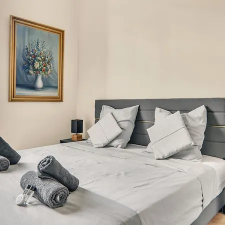 Apartment Charming Studio, Balcony With Garden View, Liberation *
