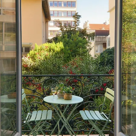 Charming Studio, Balcony With Garden View, Liberation Apartment *