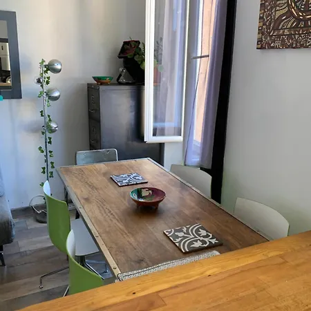 Apartment 2p Renove Dans Bel Immeuble Nicois De Caractere Nice