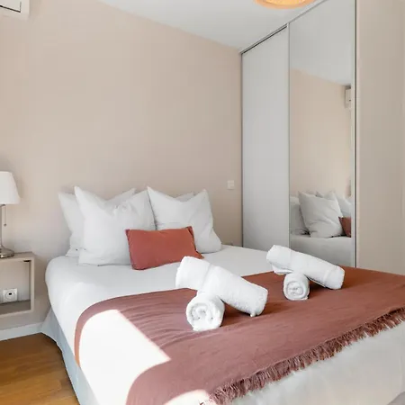Stunning & Bright - 2 Bedrooms - Parking Wifi/ac Nice