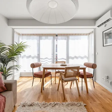 Stunning & Bright - 2 Bedrooms - Parking Wifi/ac Apartment Nice