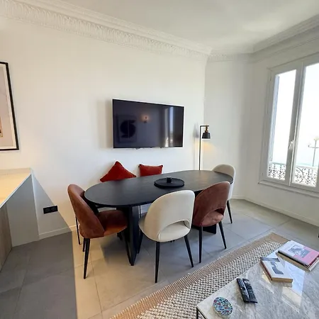 Elegant Sea Front Apartment *