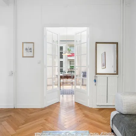 Charming & Comfortable - Near The Port / Parking *