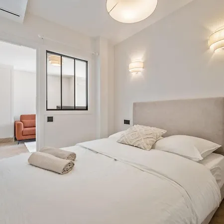 2-bedroom - Sleeps 4 - Place Massena Apartment