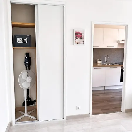 Apartment Beautiful Bright 2-bedroom 1 Minute From The