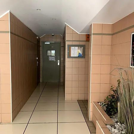 Beautiful Bright 2-bedroom 1 Minute From The
