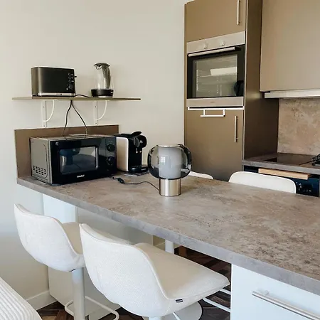 Apartment Charming Apartment, Air-conditioned And Centrally Located