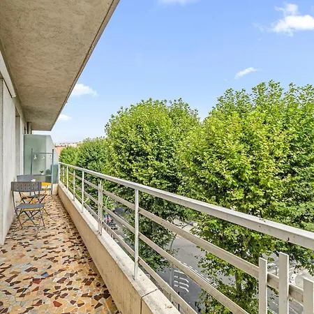 Apartment Comfortable & Bright 2 Bedroom Nice