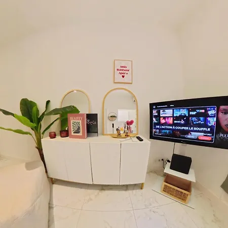 Apartment Beautiful Refurbished Air Conditioned Heart Of
