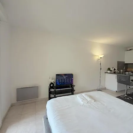 Charming Cozy With Sunny Balcony Apartment *
