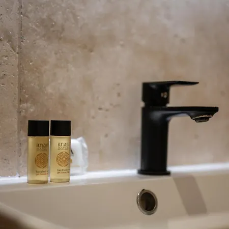 Beautifully Renovated With Charm - In The Port /ac Apartment Nice