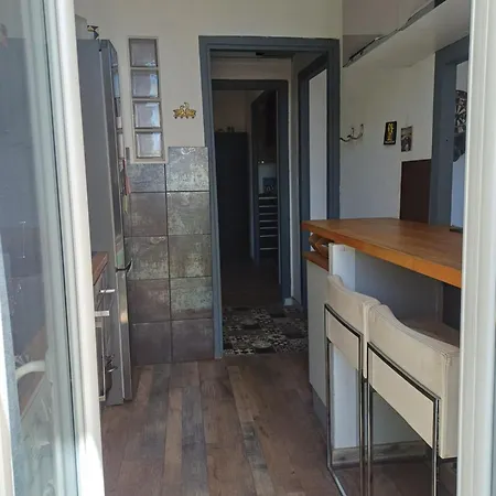 Apartment 2p Renove Dans Bel Immeuble Nicois De Caractere
