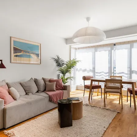 Stunning & Bright - 2 Bedrooms - Parking Wifi/ac