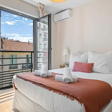 Stunning & Bright - 2 Bedrooms - Parking Wifi/ac *