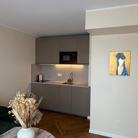 Bright 1br Floor Nice