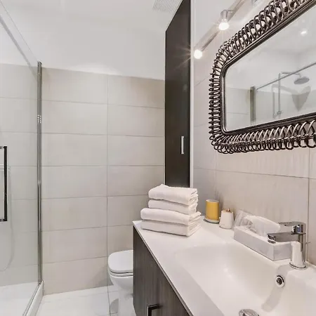 Charming With Balcony & Sea View Apartment *