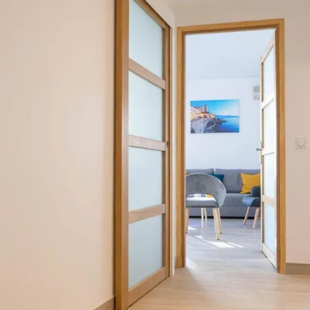 3 With Balcony And Parking 3 Min From The Sea Apartment *