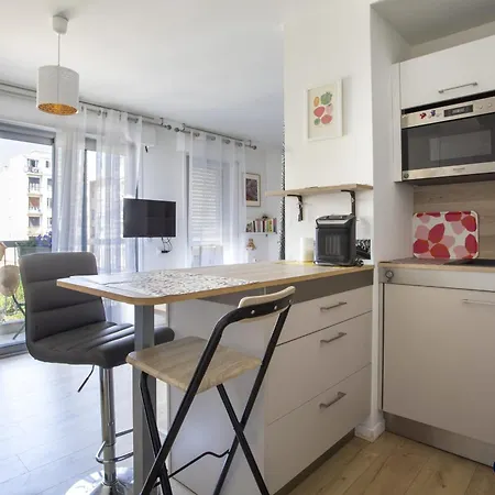 Charming With Balcony In The Heart Of The Liberation District Apartment *