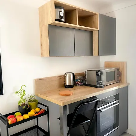 Bright Floor 2br With Large Terrace In Centre Apartment *
