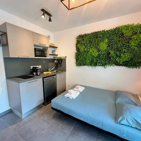 Urban Jungle Apartment *