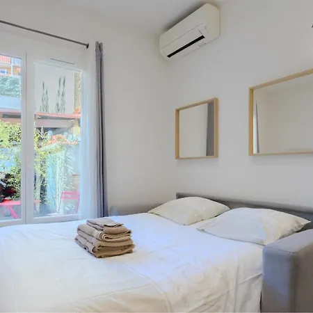 A 2 Min De La Promenade Des Apartment