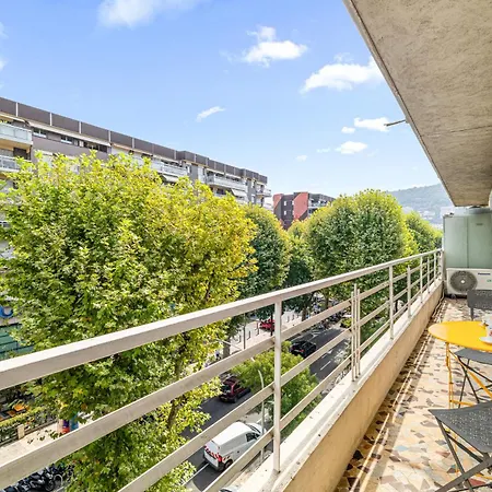 Apartment Comfortable & Bright 2 Bedroom Nice