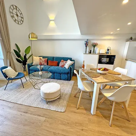 Elegant Seafront Loft Old Town Apartment *