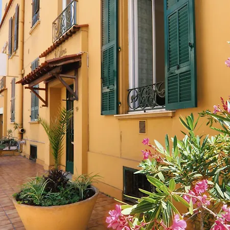 Apartment Charming Studio, Balcony With Garden View, Liberation
