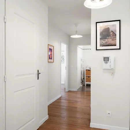 Stunning & Bright - 2 Bedrooms - Parking Wifi/ac Apartment