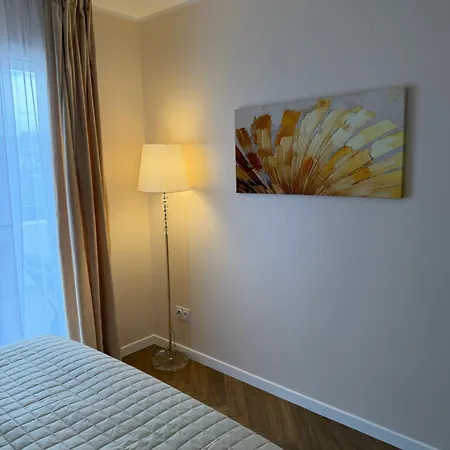Bright 1br Floor * Nice