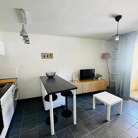 Apartment Et Spacieux A 10 Minutes Du Centre De Et 5 Min De L'entree D'autoroute Acces Faciles Et Dans Quartier Calme Nice