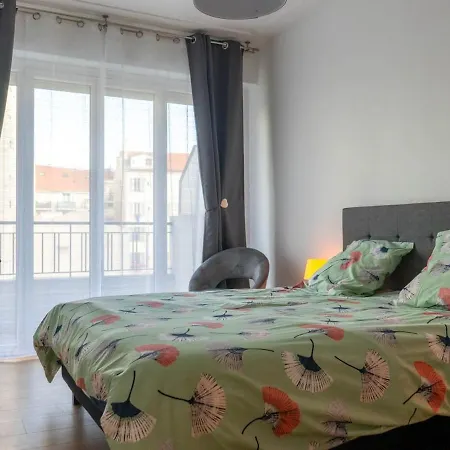 3 With Balcony And Parking 3 Min From The Sea Nice