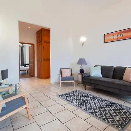 Bright 2-bedroom - La Liberation Apartment *