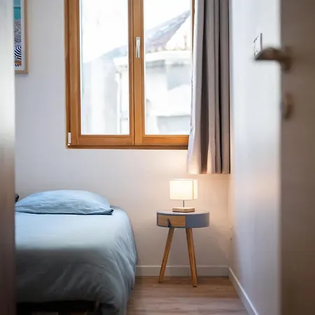 Apartment Charming 2 Rooms, Sleeps 4 Center