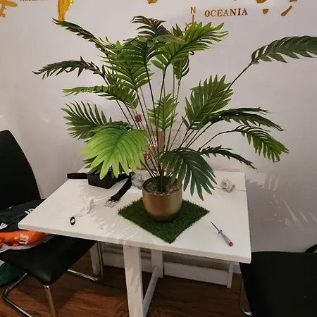 - Charming 2 In A Quiet Area Apartment *