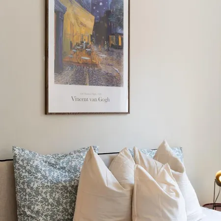 Bright 2 Center Apartment *